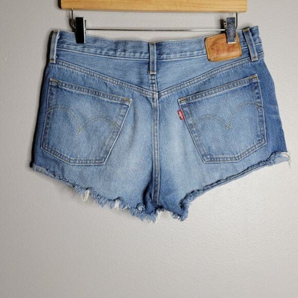 Levis 501 Original Womens High-Rise Button-Fly Distressed Denim Shorts W30 - Picture 2 of 5